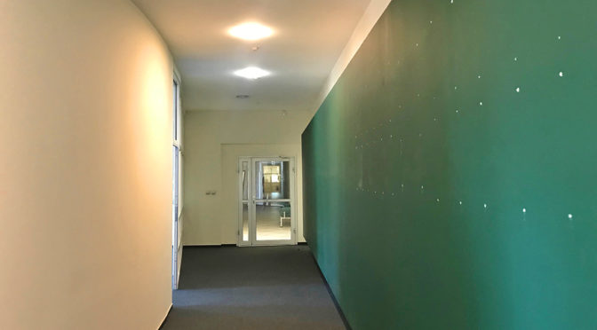 korytarz prowadzący do lokalu biurowego na wynajem we Wrocławiu Fabryczna