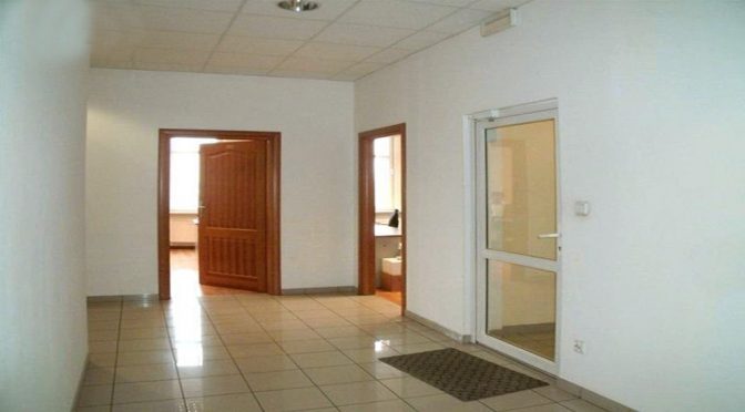 korytarz prowadzący do lokalu biurowego do wynajmu Wrocław
