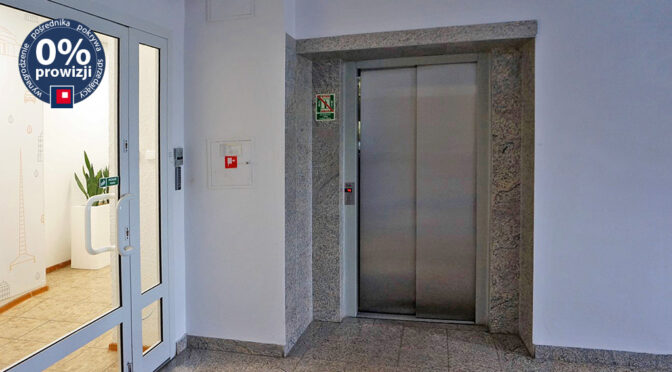 korytarz prowadzący do lokalu biurowego na wynajem Wrocław